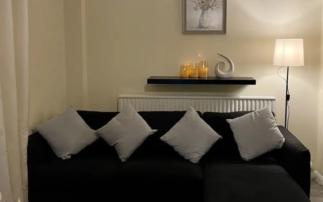 Enjoy Lovely 4 bed Apartment With Garden