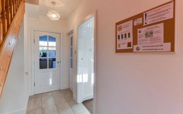 3 Bedroom Highfield House, Free Parking, Wigan, Sleeps 5