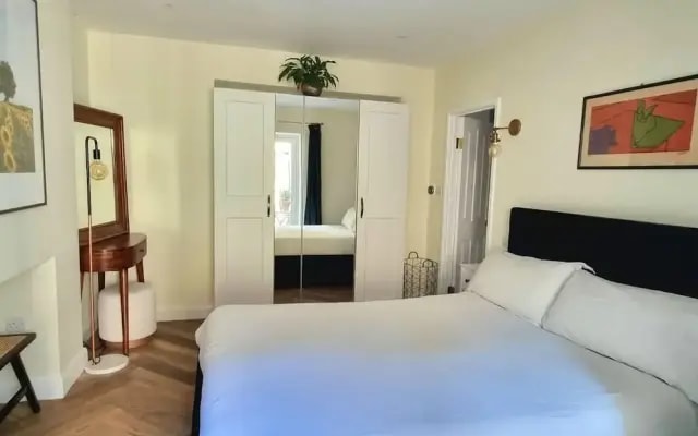 Spacious & Renovated 1-bed Garden Flat in London