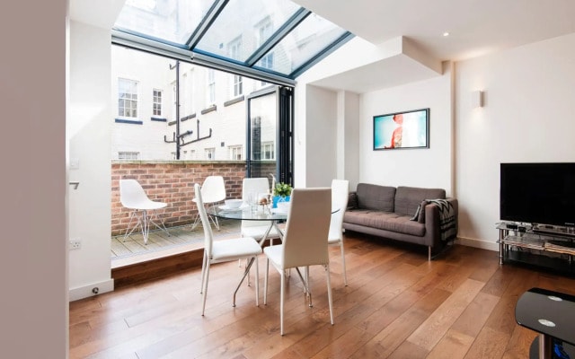 Vibrant 2BR Retreat in Baker Street