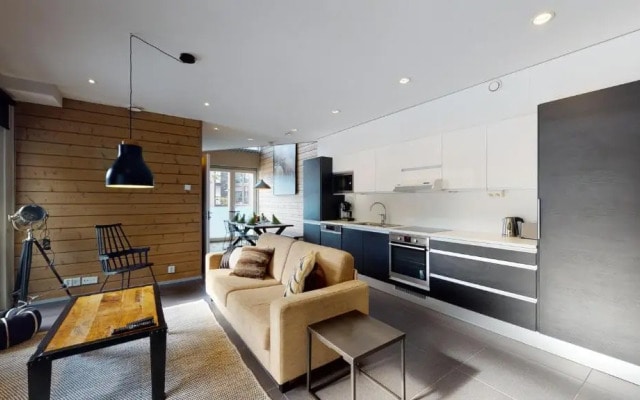 Sandy Kelt, Irish House Apartments