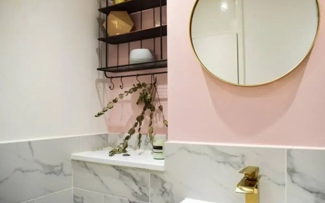 Stylish 3 Bedroom Home With Roof Terrace