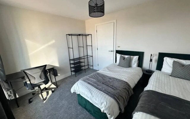 2 Bed Flat - Sleeps 4 - Balcony - Smoking