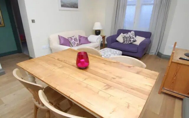 The London Agent - Hurlingham Mansion Flat SW6