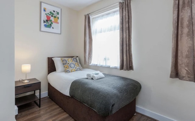 2-bed House - Sleeps 7 & Free Parking