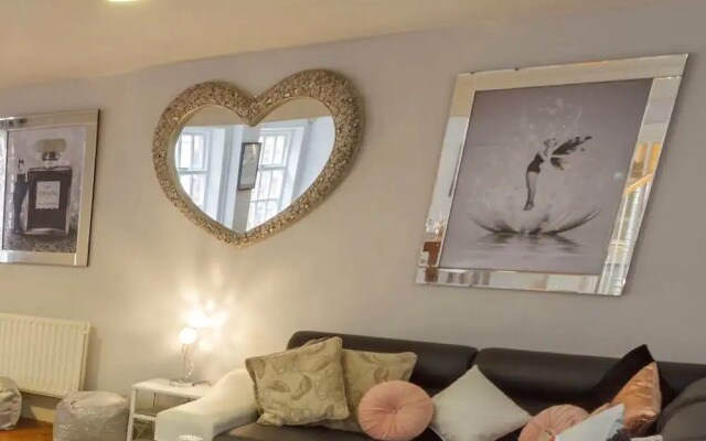 Liverpool Centre Sleeps 16 Stunning