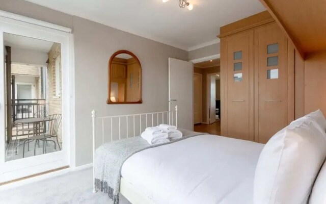 Bright, Modern One-bed With Stunning View of Thames
