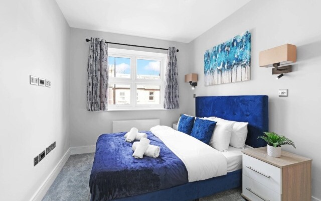 4BDR 3BA Family Home Garden in Isleworth
