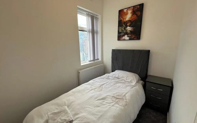 Housesleeps9-patio-parking-familyok