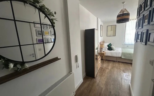 Liverpool City Center Apartment With Views