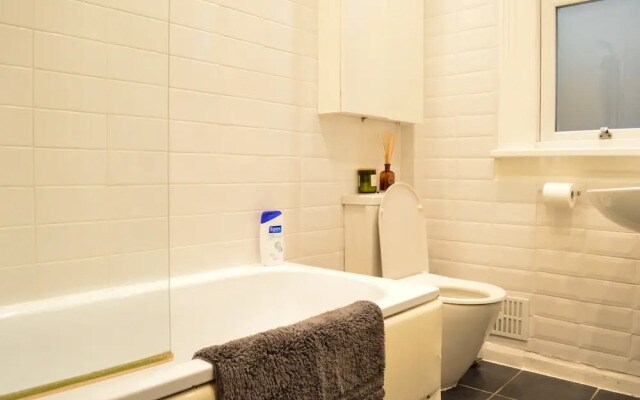 Shepherd's Bush 2 Bedroom Flat With Garden
