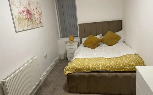 2 Bed Flat - Sleeps 4 - Jacuzzi Bath - Parking