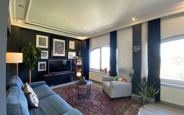 Flat With Bosphorus View and Backyard in Uskudar
