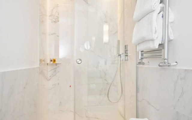 Отель The Independent Suites