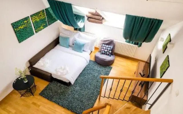 HOME ALONE 5BR+3BATH Penthouse in center of Prague
