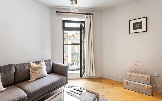 Modern Brentford Flat
