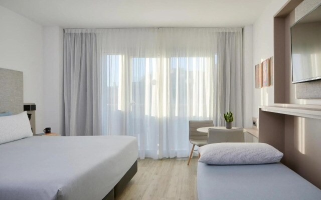 Отель INNSiDE by Melia Barcelona Apolo