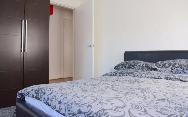 Spacious 2 Bedroom in Shepherds Bush With Patio