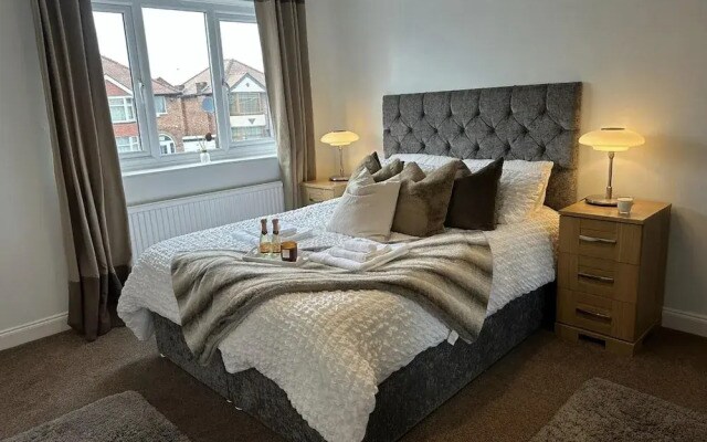 Impeccable 2-bed House Next to Old Trafford