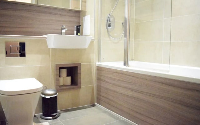 Modern 1 Bedroom Apartment With Balcony