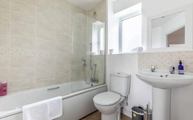 2 Bed/2 Bath & Free Parking - Langley/Heathrow