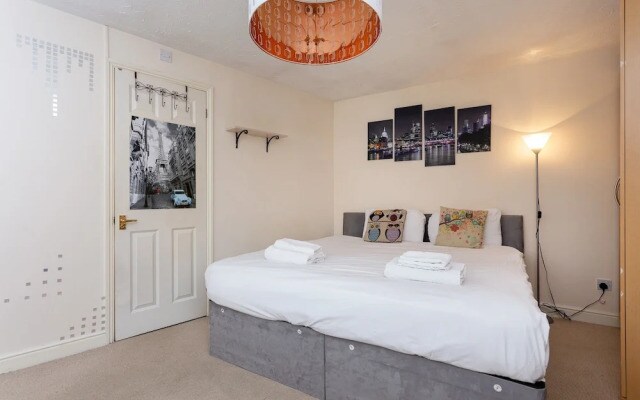 3 Bedroom Flat Near Canary Wharf