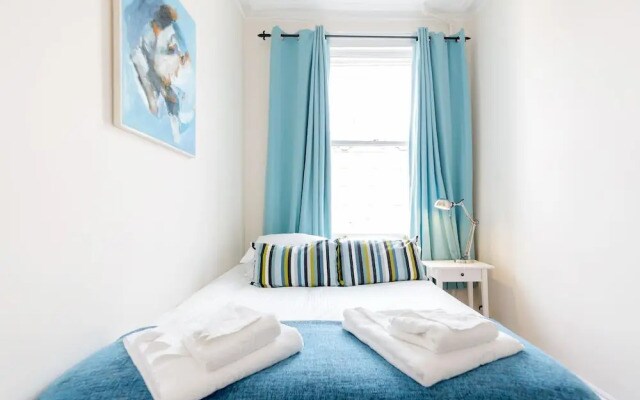 Earls Court Apartments by BaseToGo