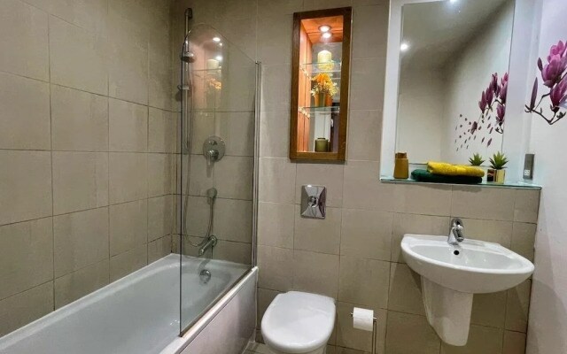 Modern 1BR City Centre Apartment