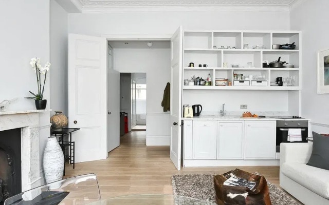 Sophisticated 1BR Flat in Victoria