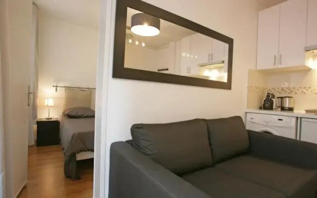 ApartEiffel
