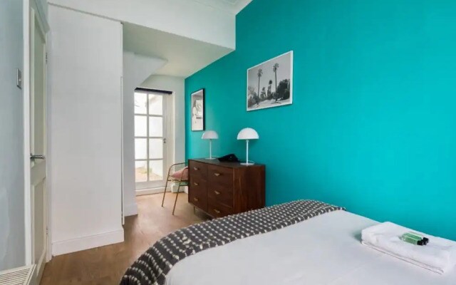 The Queensway Retreat - Modern & Bright 2bdr Home