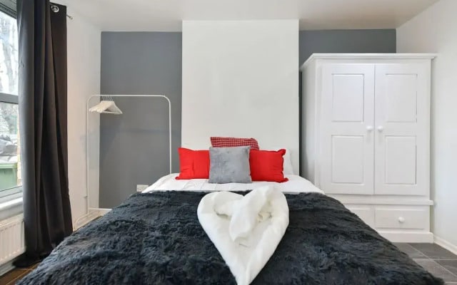 Impeccable 4-bed House With Garden in Brixton
