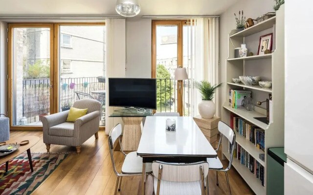Shiny and Comfy stay with Underground links nearby!