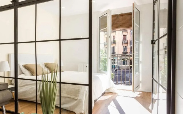 Modern Apartment in Toledo Street by Batuecas