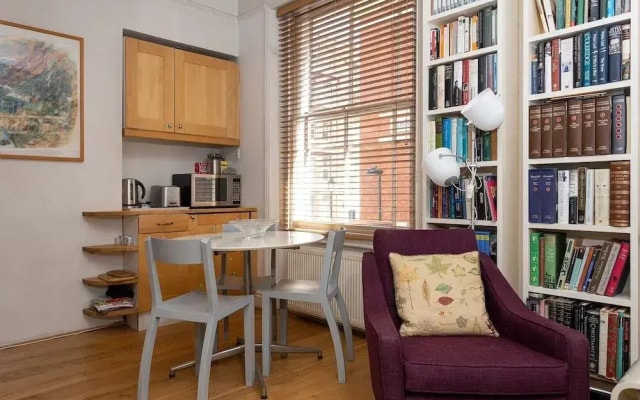 Spacious, Light-Filled 2 Bedroom Apartment