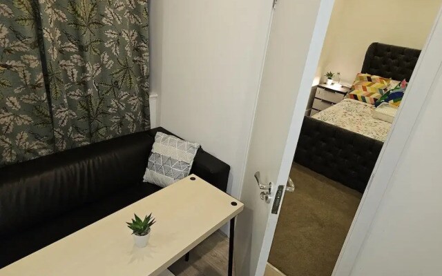1 Bed Flat - Sleeps 2 - Parking - Garden