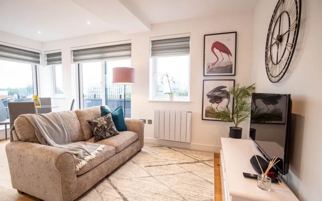 Deluxe & Chic 1 & 2 Bed Apts near Heathrow, Legoland, & Windsor Slough