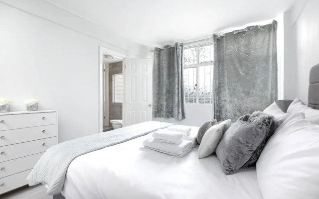 Shepherd's Bush Flat near Westfield