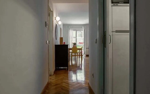 Cute 1 Bed Flat w Balcony, 2 min to Metro