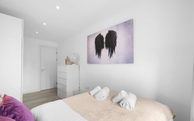Modern 3 Bedroom, 2 Bathroom Home in Edgware