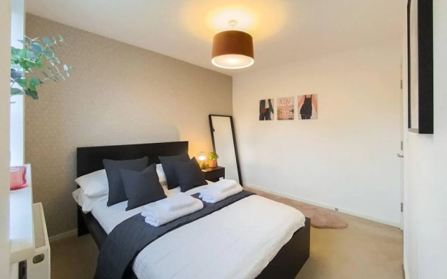 Stunning 4 Bed House With Cinema Room & Parking