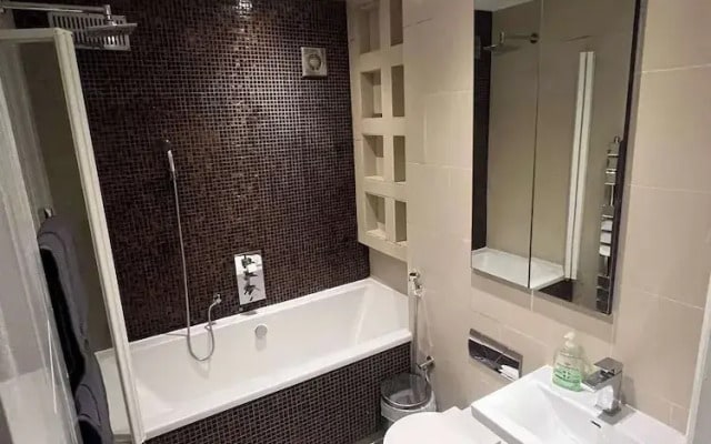 3-bed Central Apartment - Sleeps 8 & Free Parking