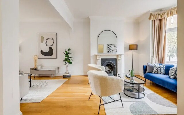 Belgravia - Charming Spacious 4 Bed Home for 9