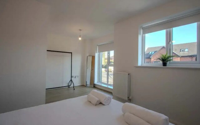 Modern 2-bed House In Swinton - Private Parking