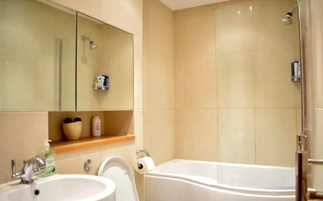 Chic Studio With Balcony Views Over Battersea Park