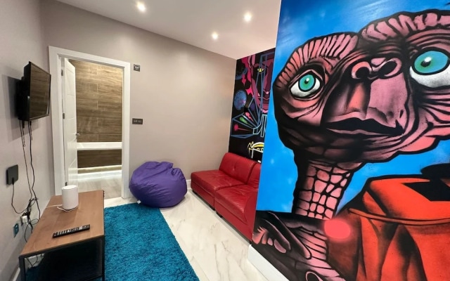Themed Stunning 1-bed Apartment in London