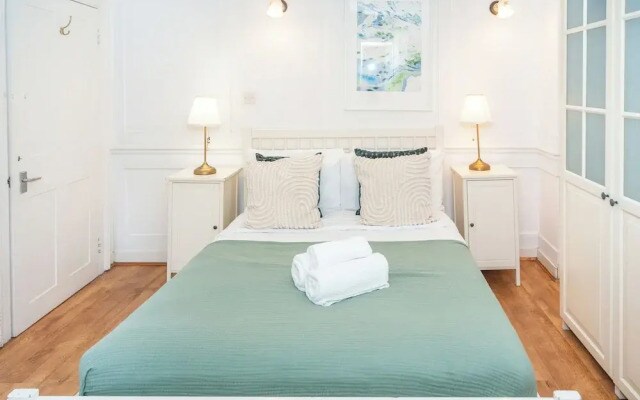 Spacious 3BR 2BA Flat in Central Soho