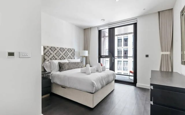 Luxury High Rise two Bedroom Flat Battersea