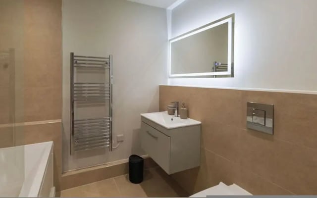 Luxury Manchester Apartment - Orange