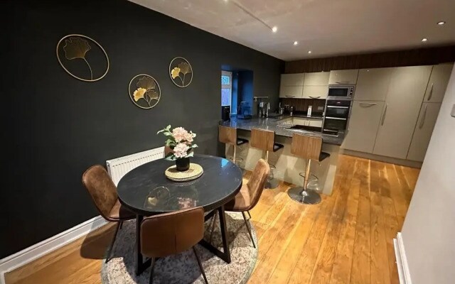 Manchester Retreat With 3 Bedrooms